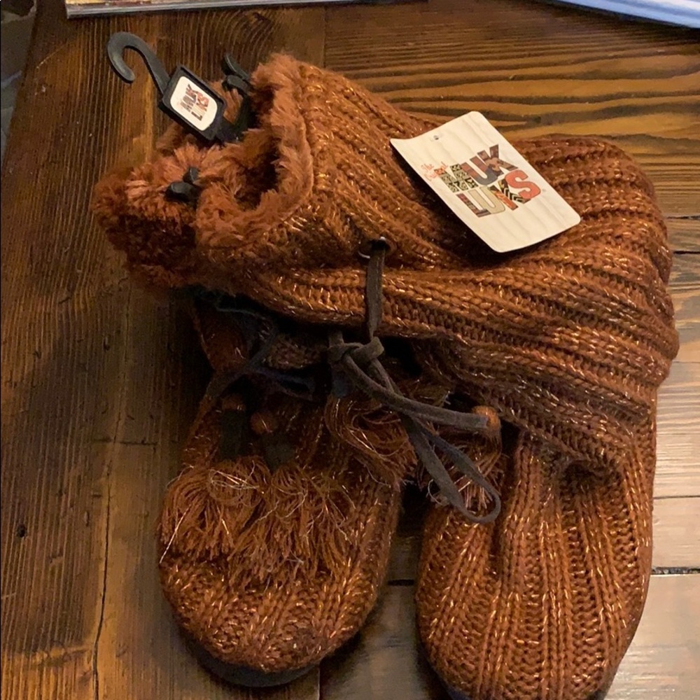 New with tags Muk Luk copper slipper boots